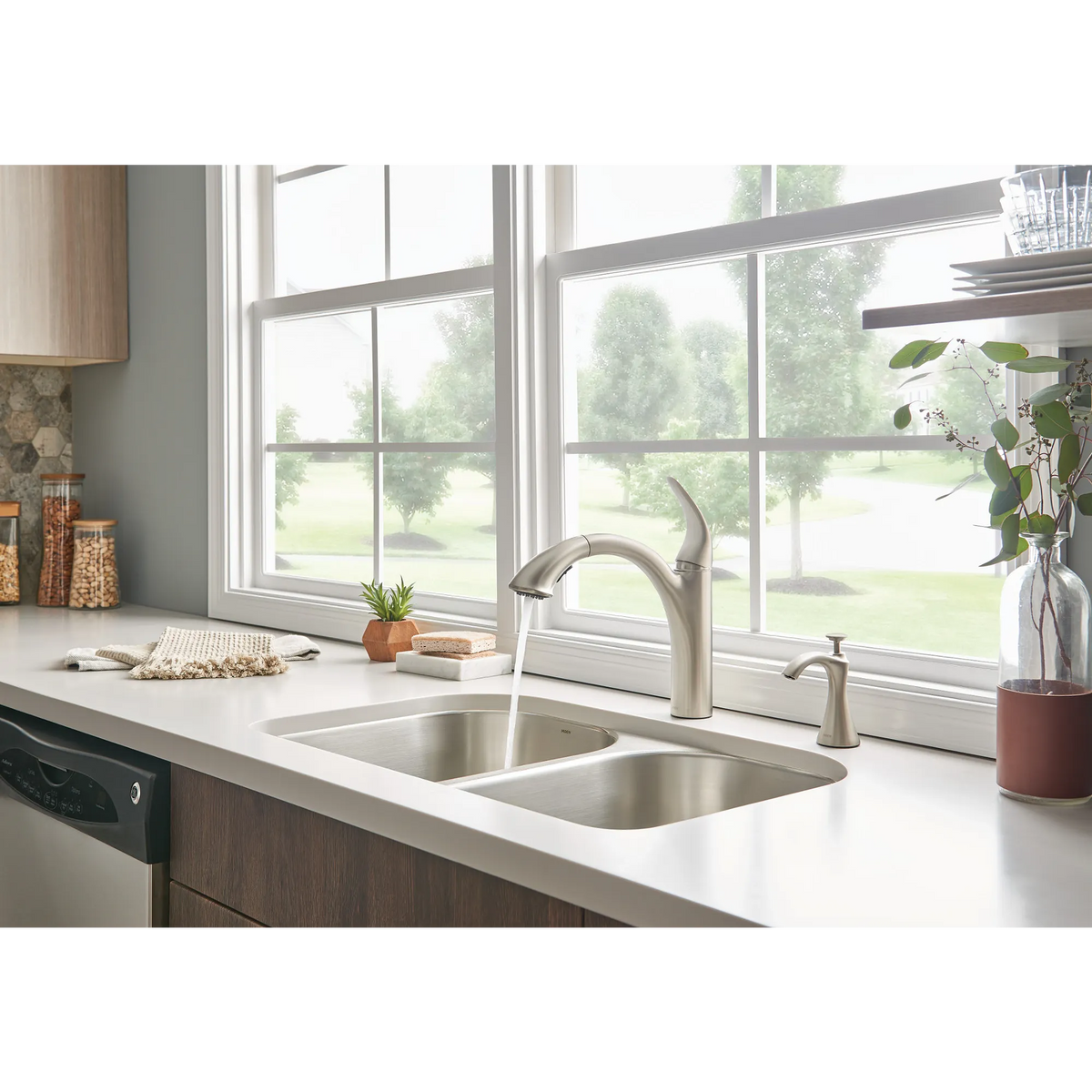 Camerist One-Handle Pullout Kitchen Faucet