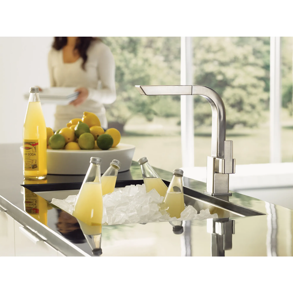 90 Degree Chrome One-Handle High Arc Pullout Kitchen Faucet