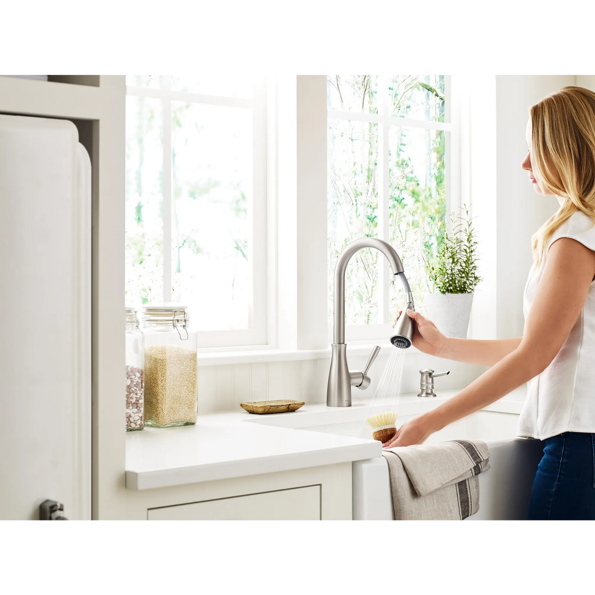 Lucira One-handle High Arc Pulldown Kitchen Faucet