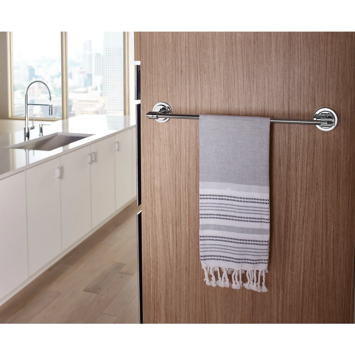 Iso 18" Towel Bar